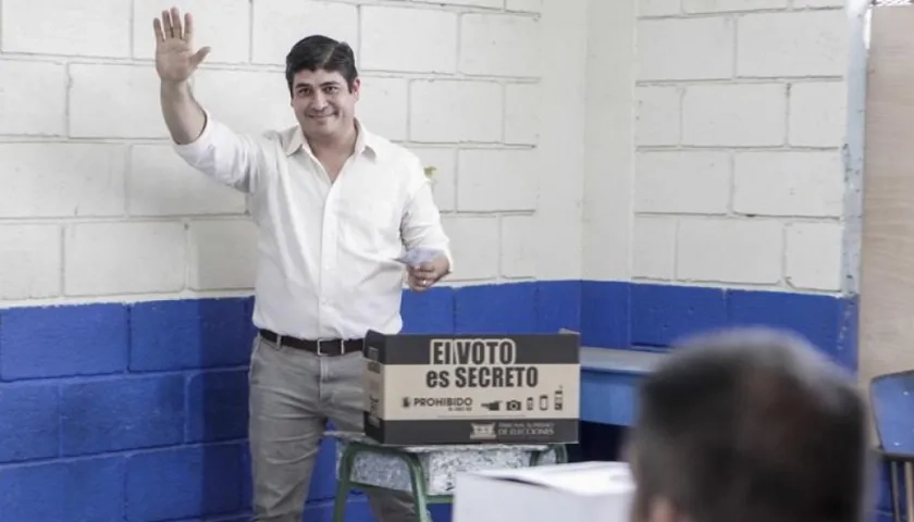 El Presidente electo Carlos Alvarado, luego de ejercer su derecho al voto.