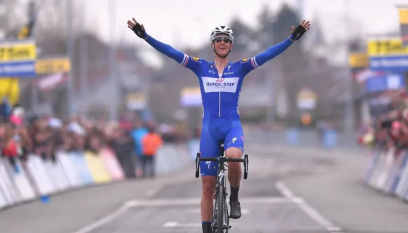 Niki Tepstra celebra el triunfo en Flandes. 