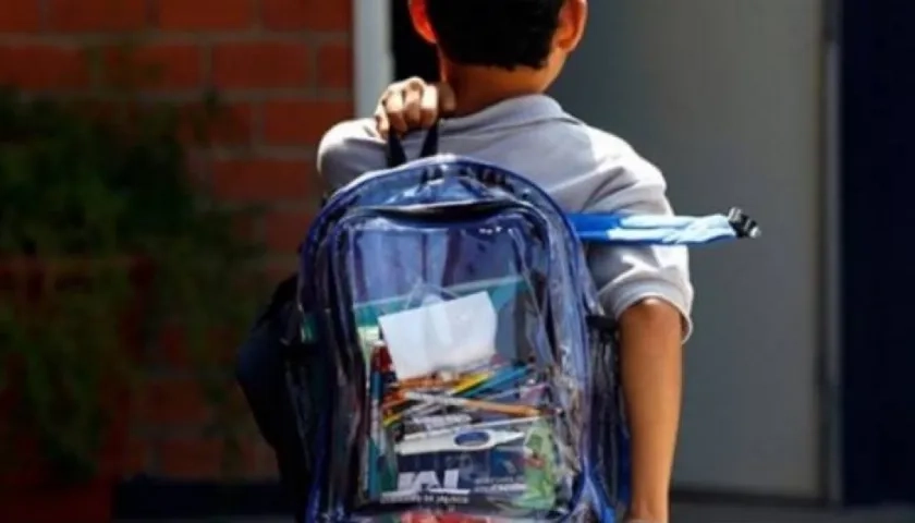 El uso de morrales transparentes ya es habitual en algunas escuelas en el mundo.