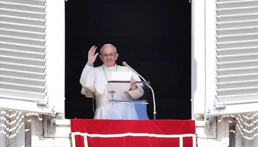 Papa Francisco bendice a los fieles en el rezo del Regina Coeli.