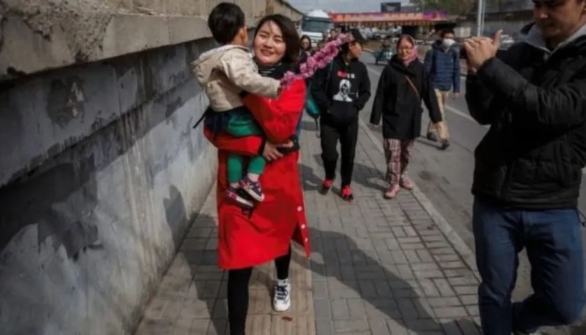 Los ciudadanos le toman foto a la mujer durante su recorrido.
