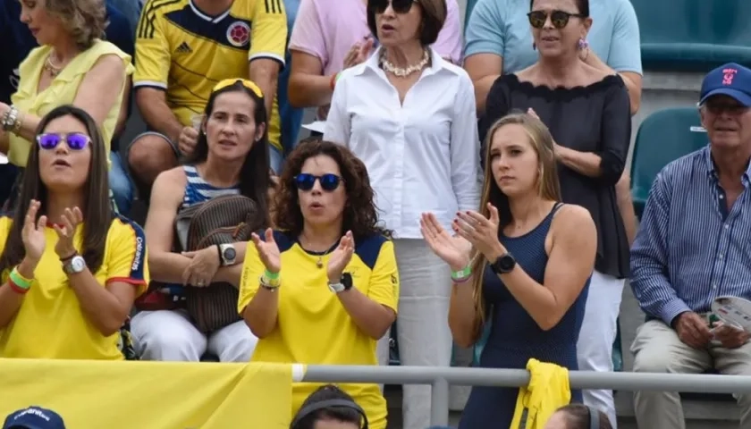 La delantera de las Tiburonas de Junior, Nicole Regnier, durante el partido.