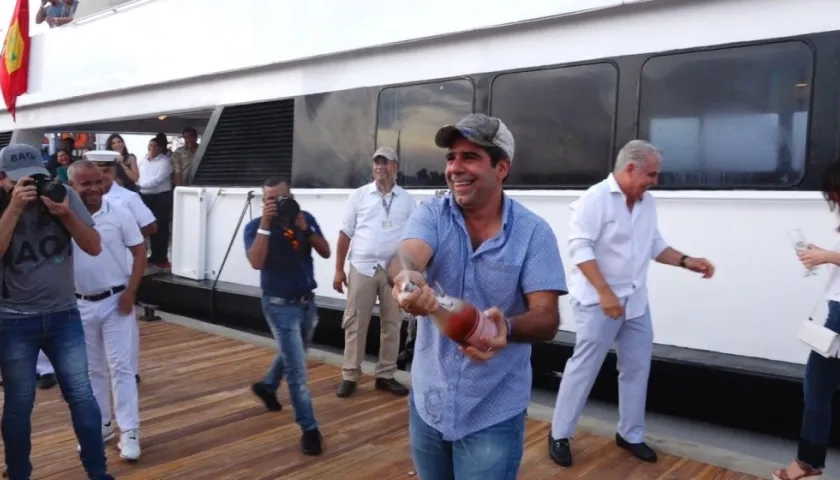 El Alcalde Alejandro Char, durante el zarpe de las embarcaciones del muelle turístico.