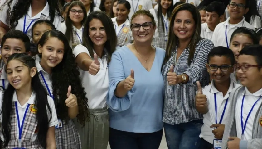Yaneth Giha, ministra de Educación, acompañada de estudiantes de el colegio 'El Campito'