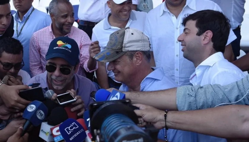 Alejandro Char habla por teléfono con Mauricio Sulaimán. 