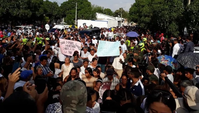 Masiva asistencia a sepelio de policía sabanalarguero muerto en atentado en Antioquia