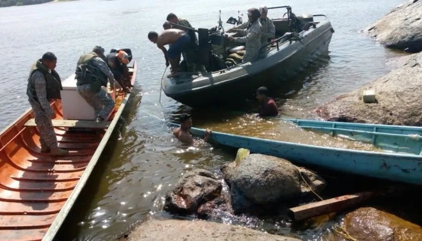Momentos en que los dos venezolanos eran llevados a tierra firme.