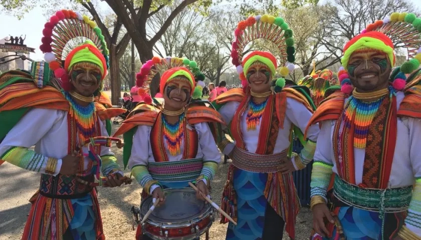 Danzantes del Carnaval de blancos y negros en Estados Unidos.