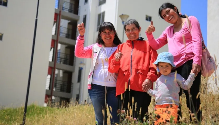 El déficit habitacional se redujo un 50%. Se construyeron más de millón y medio de viviendas, de las cuales 135 mil fueron casas gratis en los centros urbanos y 165 mil en las áreas rurales para los más pobres.