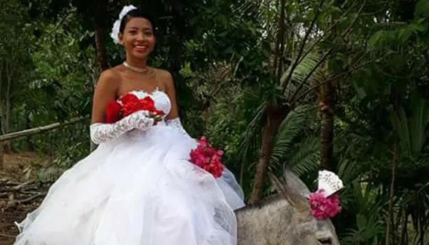 La novia en burro, quien aún no ha sido identificada.
