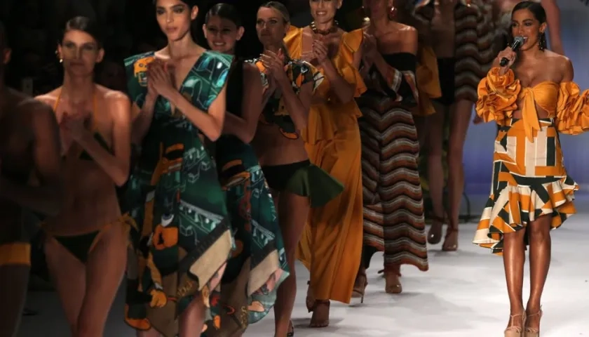 La cantante brasileña Anitta canta durante la apertura del desfile de Água de Coco