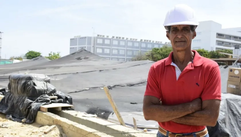 Eduardo Movilla. Detrás, una de las piscinas que llevará su nombre. 