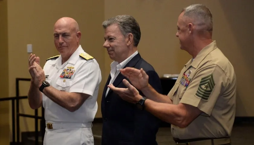 El Presidente Santos impuso la condecoración a la bandera del Comando Sur, al lado del comandante, almirante Kurt Tidd.