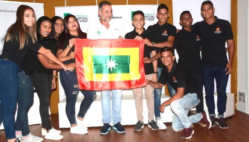 El Secretario de Cultura Juan José Jaramillo, con el grupo de jóvenes.