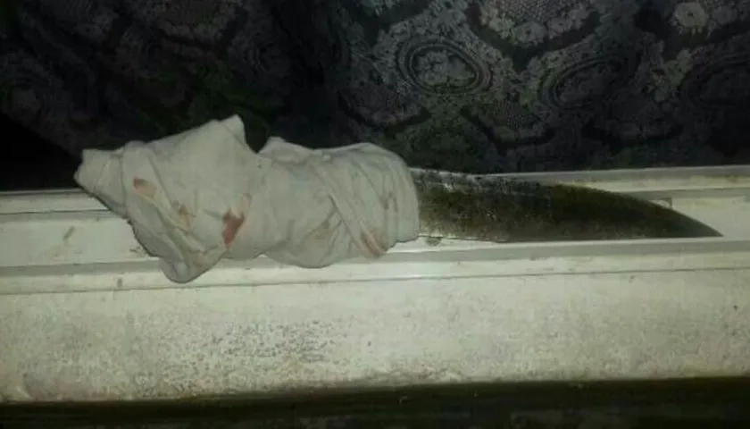 Este cuchillo fue usado por el hombre para agredir a su esposa.