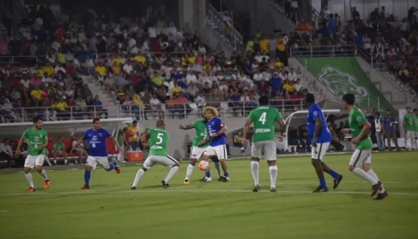 El 'Pibe' Valderrama en lo suyo, filtrando pases para gol.