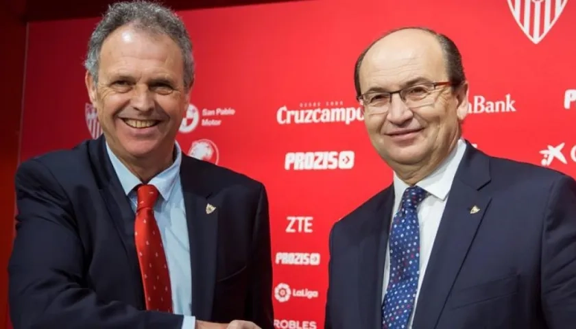  El presidente del Sevilla FC. José Castro (d), y el técnico Joaquín Caparrós durante la rueda de prensa donde este último ha sido presentado como nuevo entrenador del Sevilla FC.