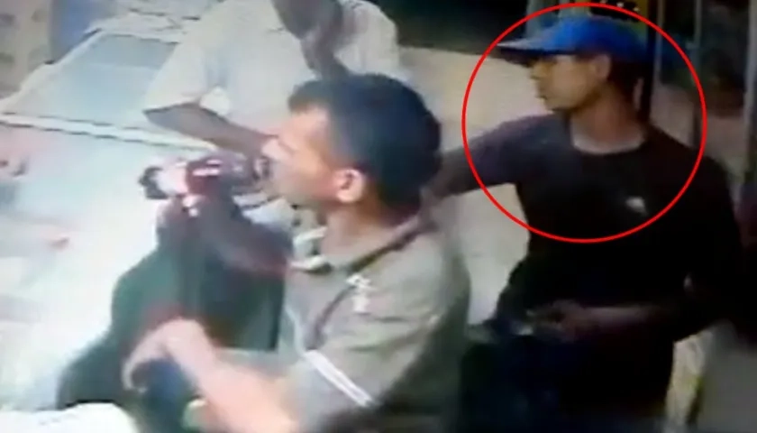 El delincuente desenfundó un arma e intimidó al propietario de la tienda y a dos clientes