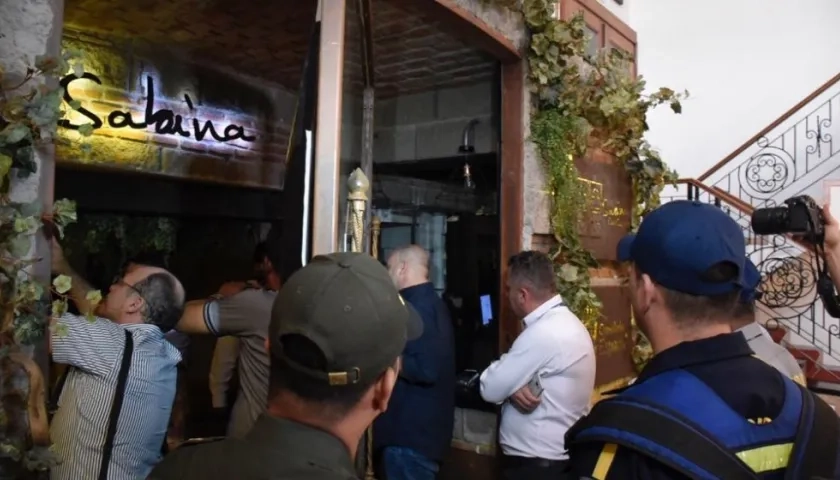 La Policía llegó al restaurante donde funciona el Consulado de España.