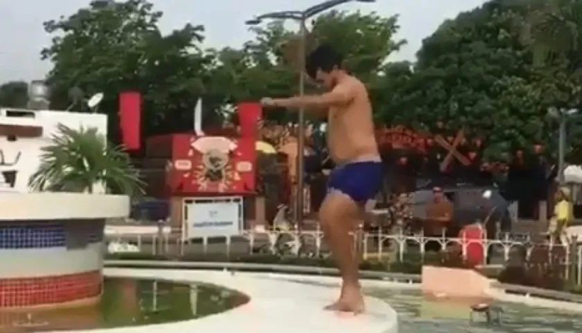 Hombre bañándose en una fuente.