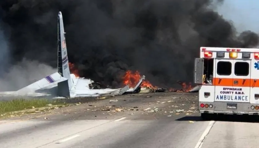 Esta foto de los bomberos de Savannah, Georgia, se ve la magnitud del accidente.