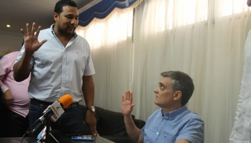 Ramón Ignacio Carbó durante su posesión ante Óscar David Galán, presidente del Concejo.