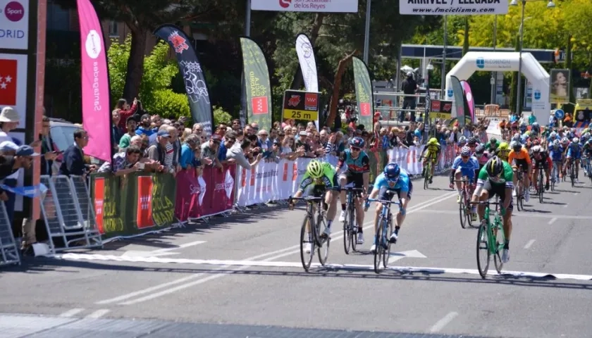 Momento en el que Nelson Soto (i) logra la ajustada victoria.