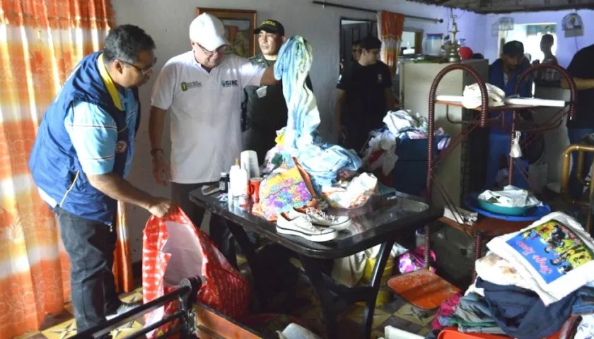 El Alcalde Joao Herrera visitando las viviendas afectadas.