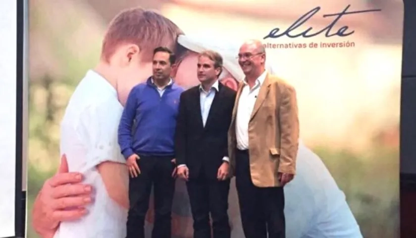 El Superintendente Pablo Felipe Robledo, con directivos de la empresa estafadora.