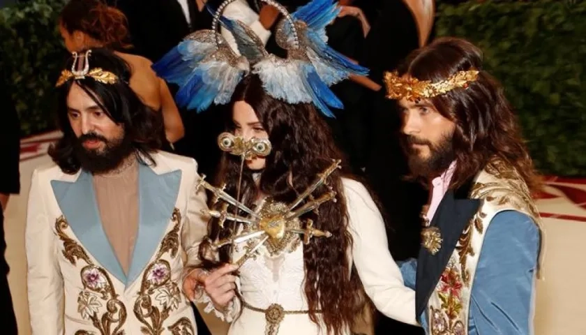 Alessandro Michele (i), Lana del Rey (c) y Jared Leto (d) llegan a la alfombra roja del Costume Institute Gala.