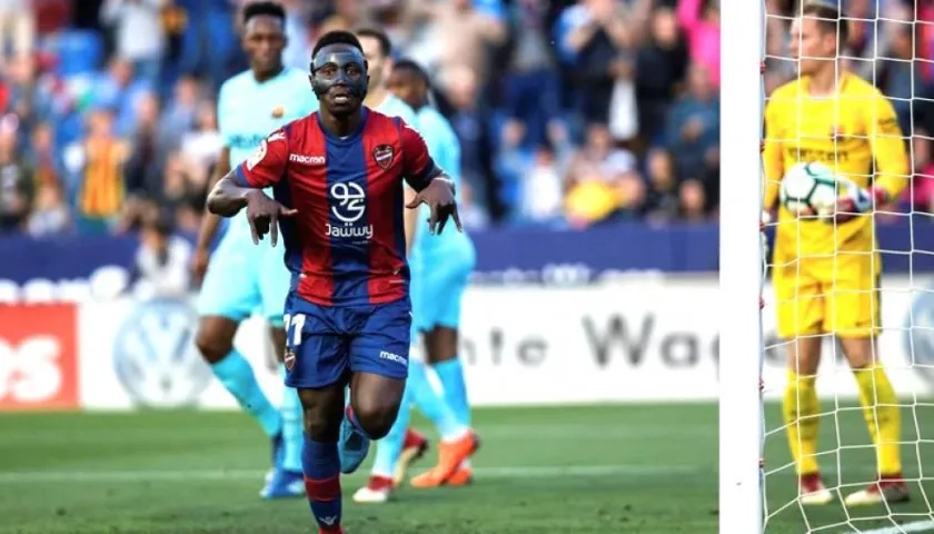 El ghanés Emmanuel Boateng celebrando el primero de su tripleta.