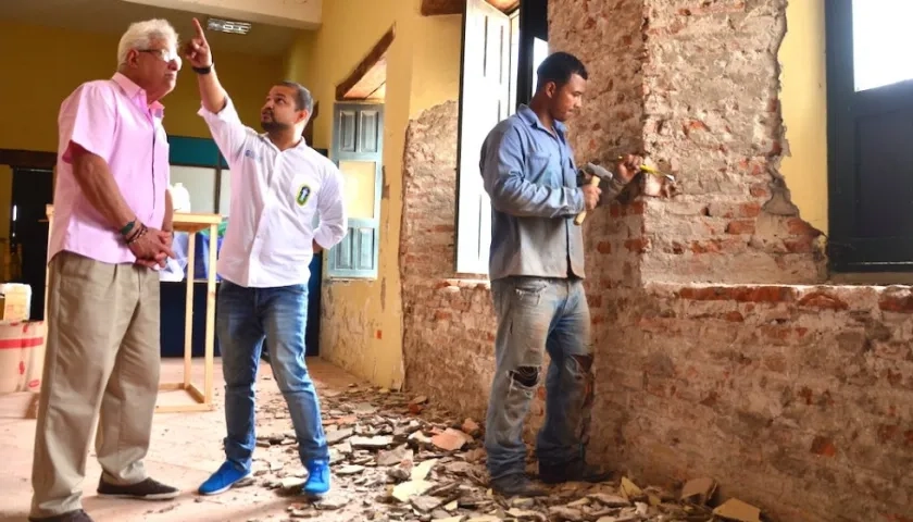 El Alcalde Joao Herrera y el Secretario de Cultura Jair Niebles, inspeccionando los trabajos.