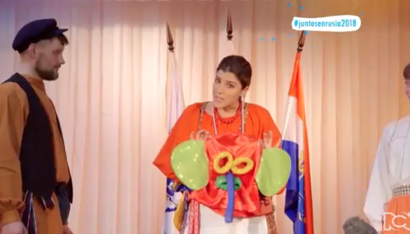 La presentadora Andrea Jaramillo durante el video en Rusia.