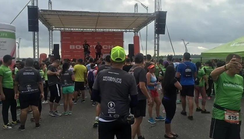 Carrera atlética Desafío Bodytech en el punto de partida en la Avenida El Río.