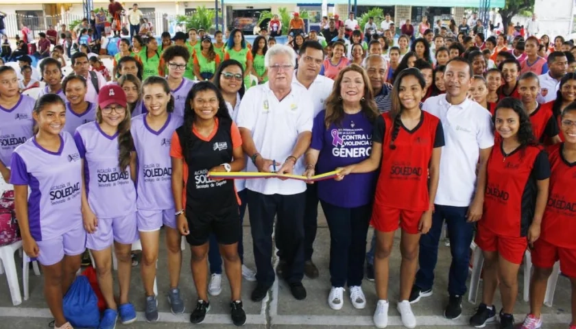 El Alcalde Joao Herrera y la primera gestora Alba Olaya, durante la inauguración.