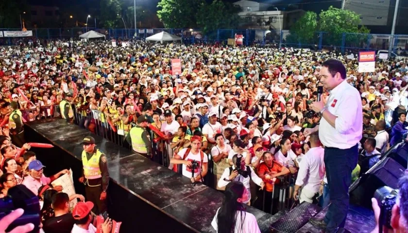Germán Vargas Lleras en la cancha del barrio El Carmen de Barranquilla.
