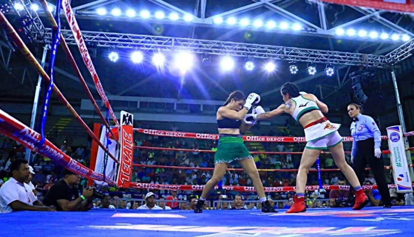 Acción del combate entre Yazmín Rivas y Liliana Palmera. 