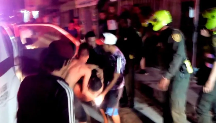 Jamer Villamizar Cortés es auxiliado para ser llevado al Hospital Universidad del Norte.