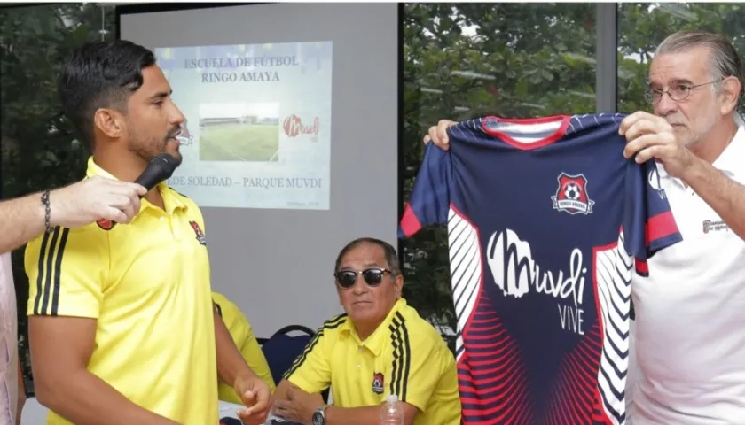 José Amaya y el gobernador Eduardo Verano, durante el lanzamiento de la escuela de fútbol en el Parque Muvdi.