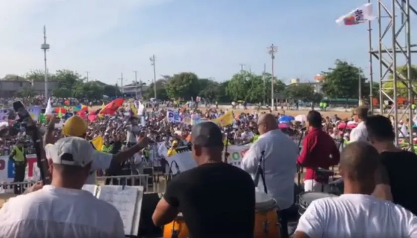 El cantante salsero Diego Moran el día de su presentación en el barrio Cevillar