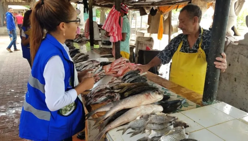 Personal de Edumas socializando la campaña.