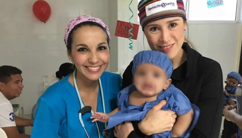 Especialistas y paciente de la jornada Operación Sonrisa.