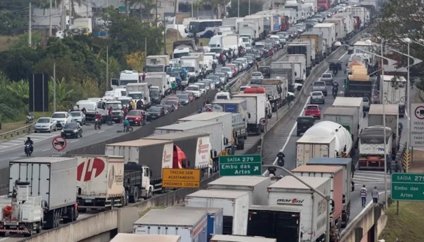 Los camioneros reclaman por los elevados precios del combustible.