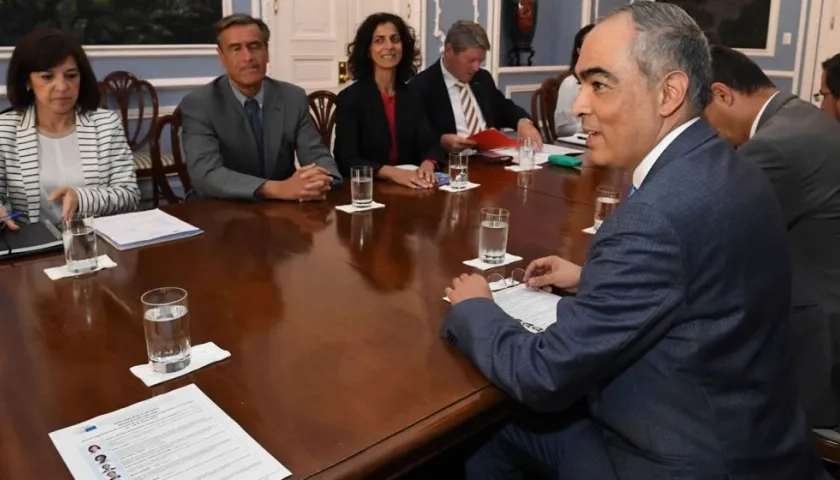 Europarlamentarios reunidos con el Alto Comisionado para la Paz, Rodrigo Rivera.