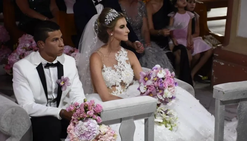 Alexis Pérez  y Leanne Shillingford durante su boda en San Nicolás.