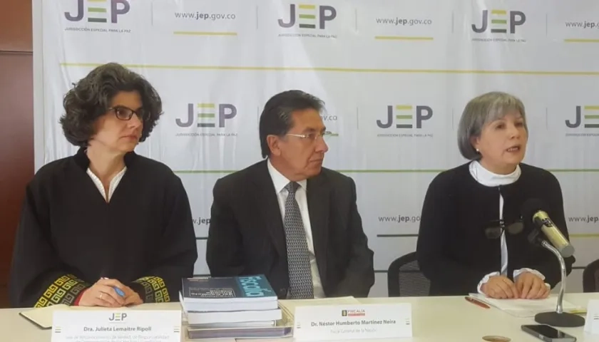 La presidenta de la JEP Patricia Linares,  el Fiscal Néstor Humberto Martínez y la Vicefiscal María Paulina Riveros.