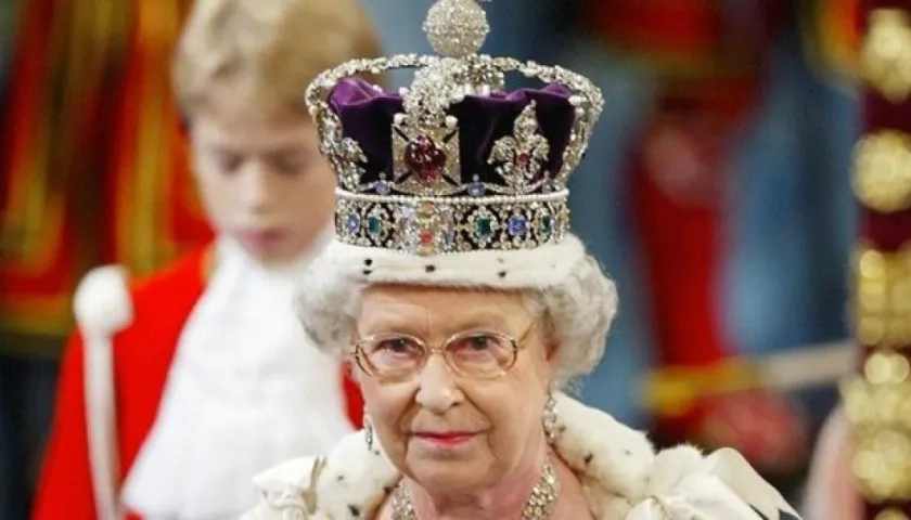 La Reina Isabel con su corona real.