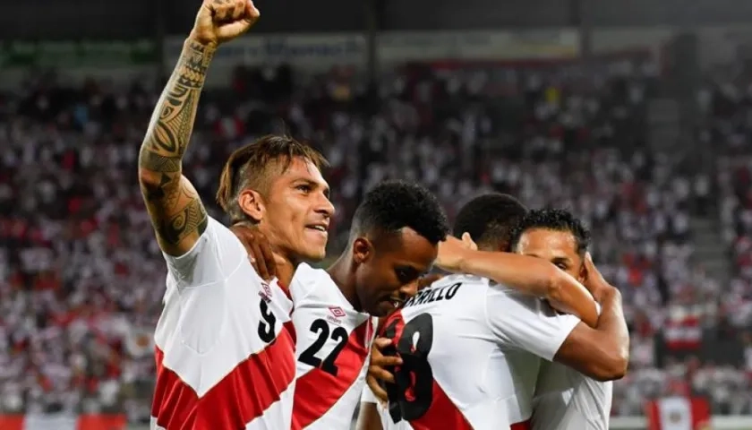 Paolo Guerrero festeja uno de sus dos goles ante Arabia Saudí.