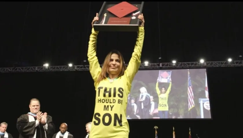 Patricia Oliver con un cuadro con el birrete y el diploma de su hijo Joaquín, fallecido en el tiroteo de Parkland.