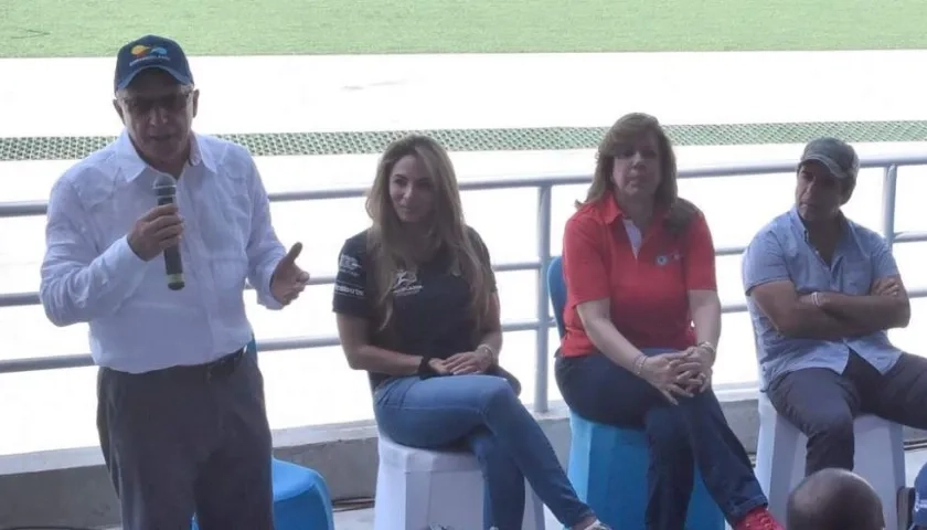 Baltazar Medina con Ana María Aljure, Clara Luz Roldán y Alejandro Char. 